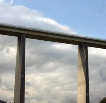 Si getta dal viadotto con il parapendio Veneto denunciato