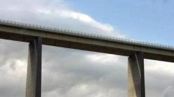 Si getta dal viadotto con il parapendio Veneto denunciato