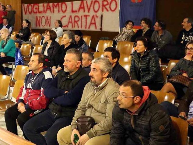 Maddalena, il costituzionalista arriva tra gli operai
