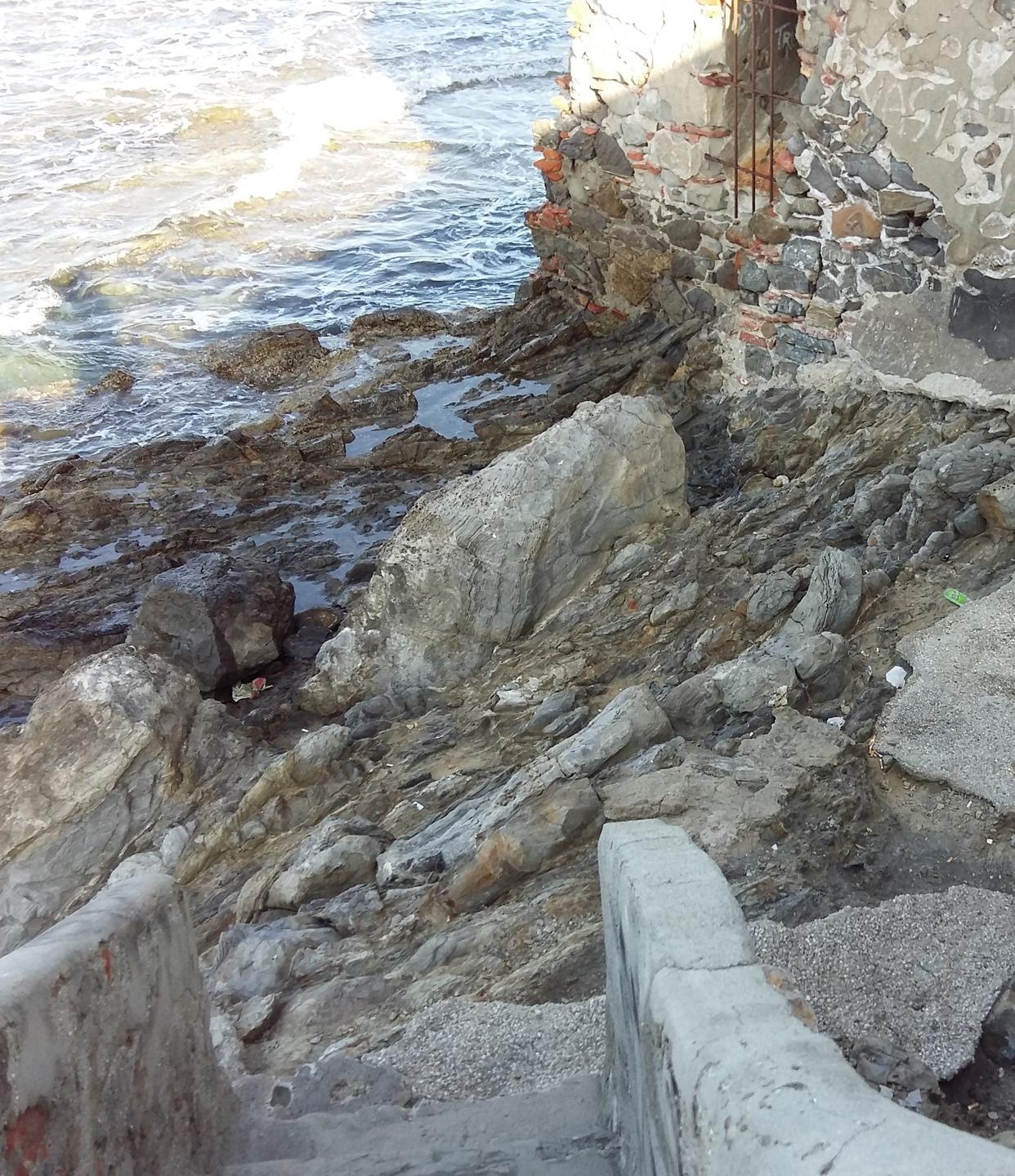Tuffo e scampagnata, alla spiaggia delle Ville con i tavoli da pic-nic  