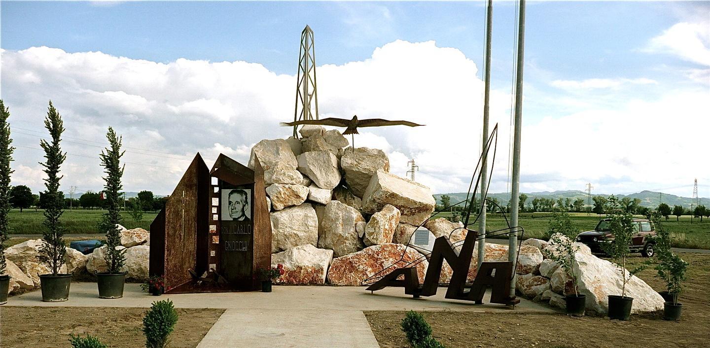 Al monumento degli alpini ora è sparita anche la bandiera