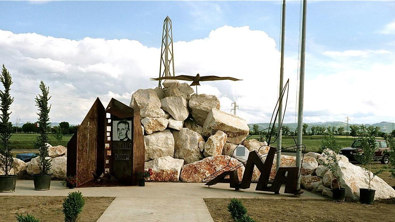 Al monumento degli alpini ora è sparita anche la bandiera