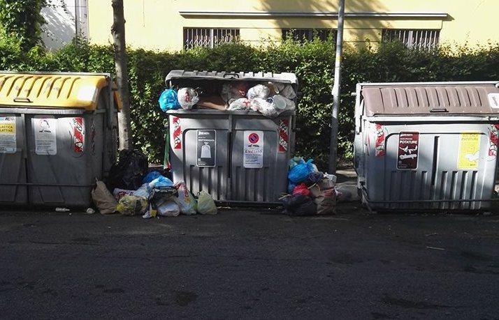 Il pattume ormai esce dai cassonetti