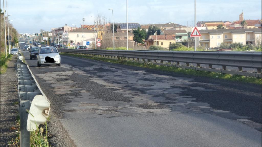 Un tratto della Carlo Felice tra Sassari e Porto Torres in cui l’asfalto è danneggiato