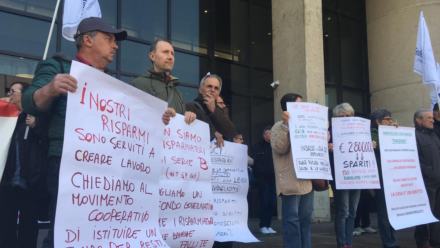 Cooperazione e crisi, la rabbia dei soci va a Bologna: «Svaniti soldi e fiducia»  