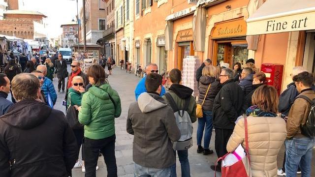 La coda per comprare i bliglietti di Spal-Cittadella