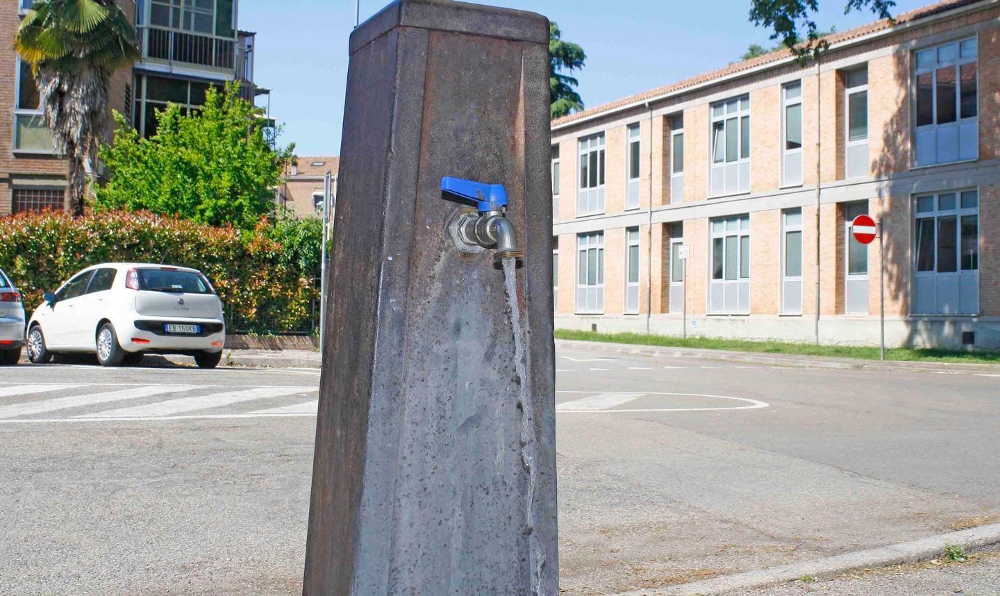 Prende acqua dalla fontana: 100 euro di multa 