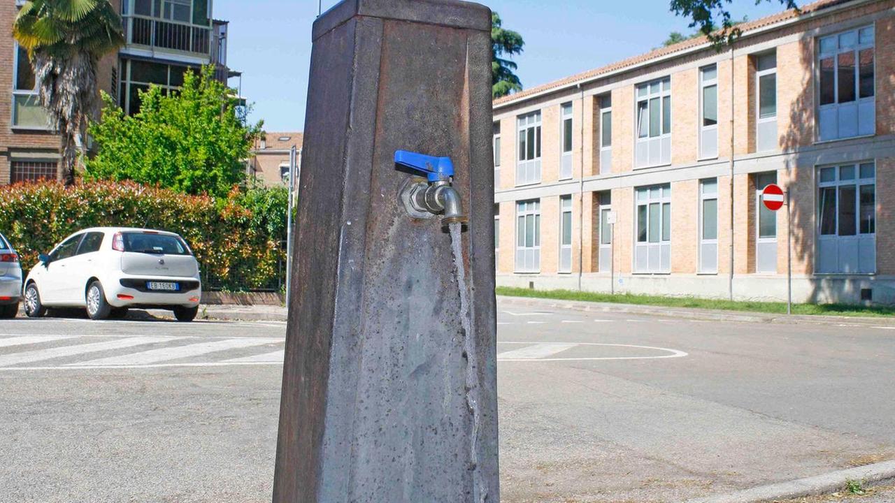 Prende acqua dalla fontana: 100 euro di multa