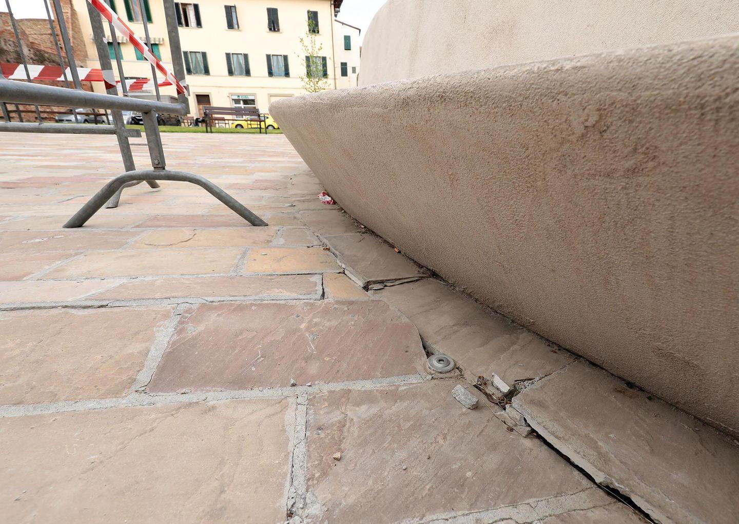Salta il pavimento nella nuova piazza 