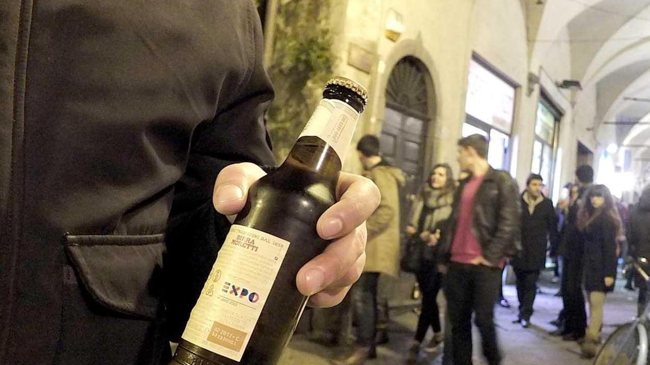Filmati mentre vendono alcol dopo la mezzanotte