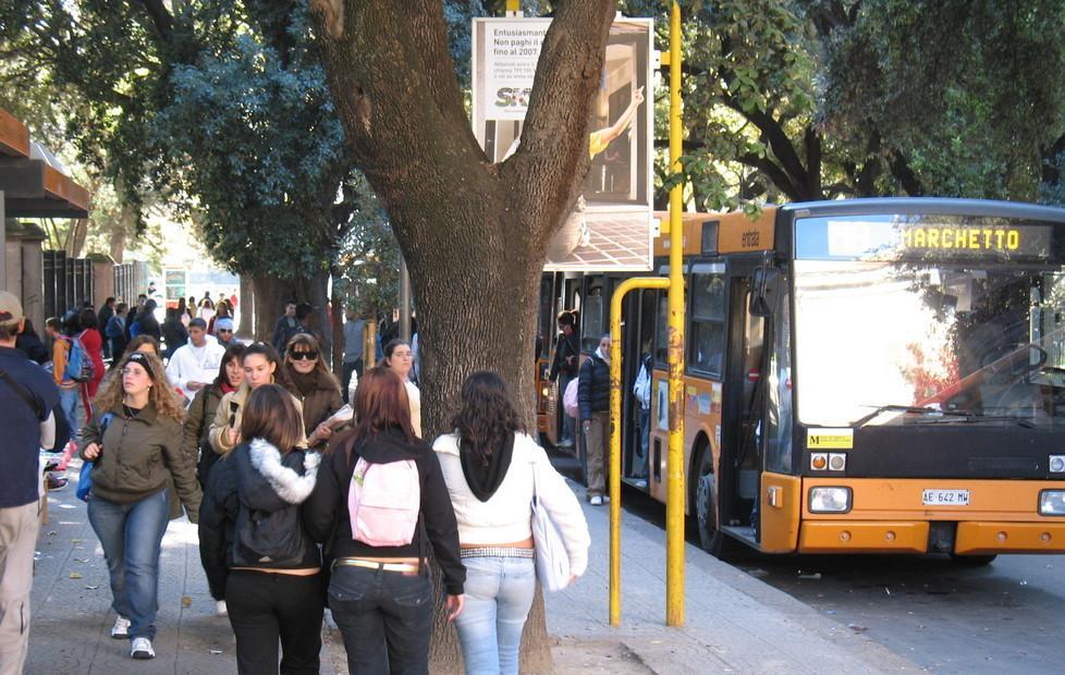 Sui mezzi pubblici senza biglietto, il “portoghese” tipico è giovane e maschio 