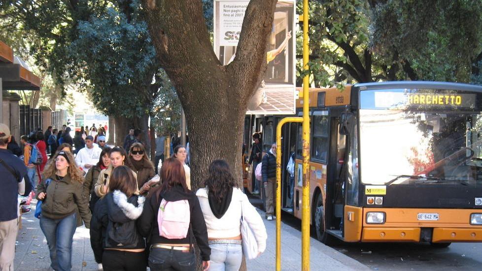 Sui mezzi pubblici senza biglietto, il “portoghese” tipico è giovane e maschio 
