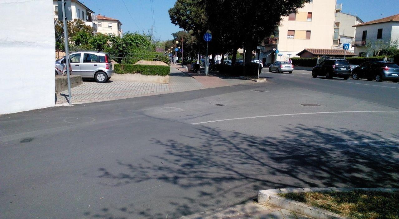 Agli incroci della ciclabile mancano strisce e cartelli 
