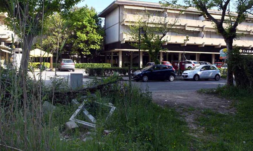 In via Ronchi  passati dieci giorni e i rifiuti sono lì