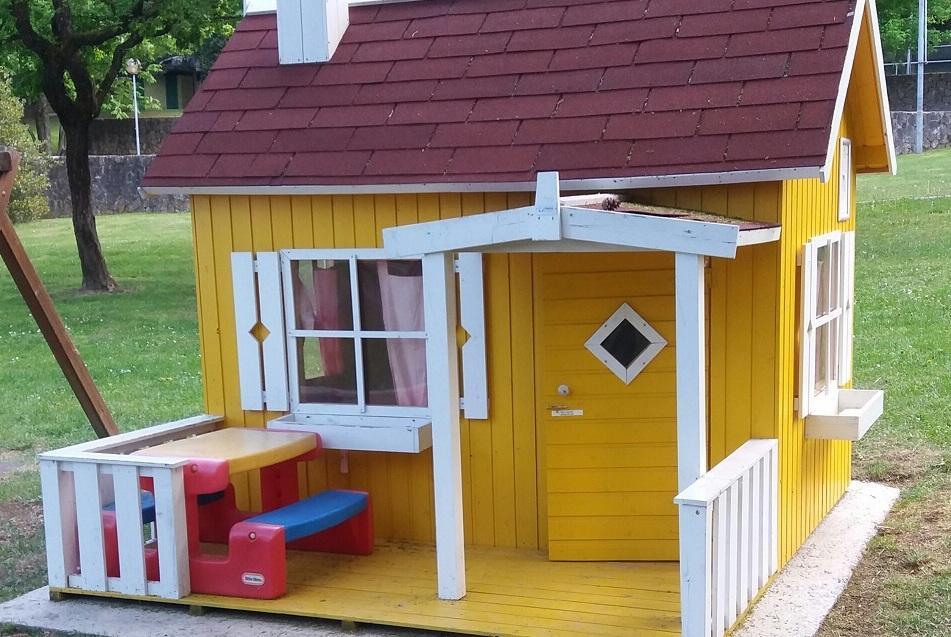 Donata una casetta dei giochi per i bimbi del parco Matilde