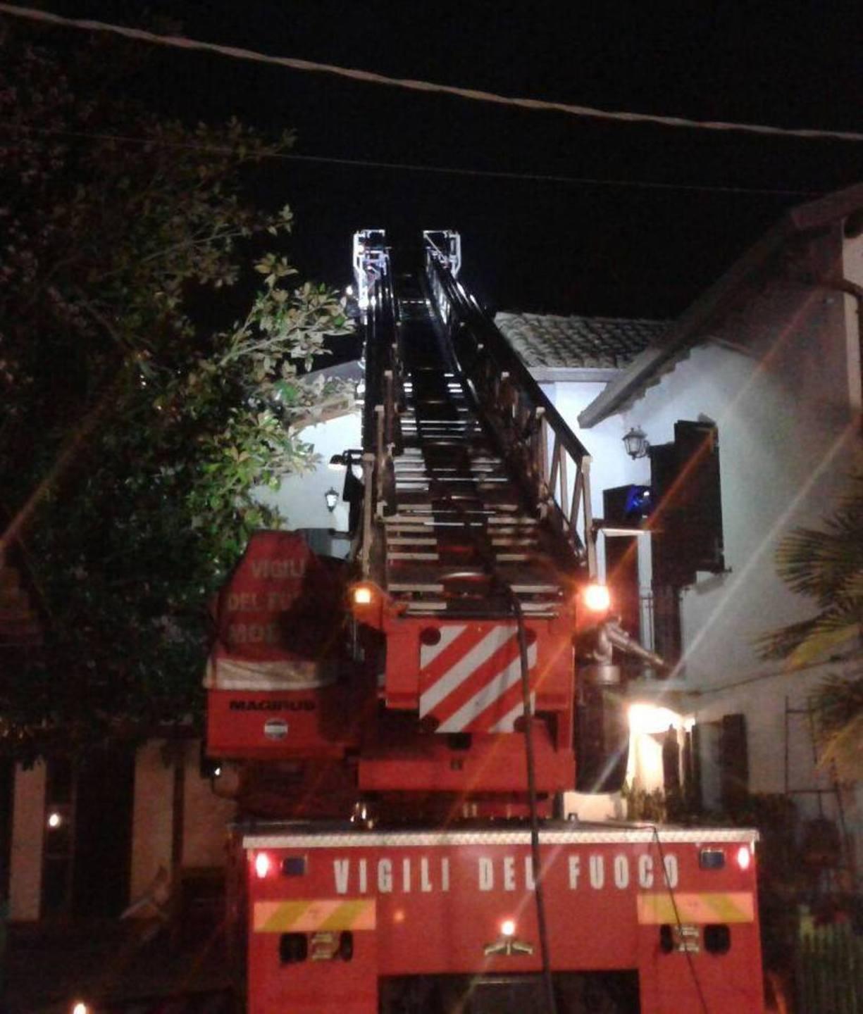 A fuoco il camino e il tetto