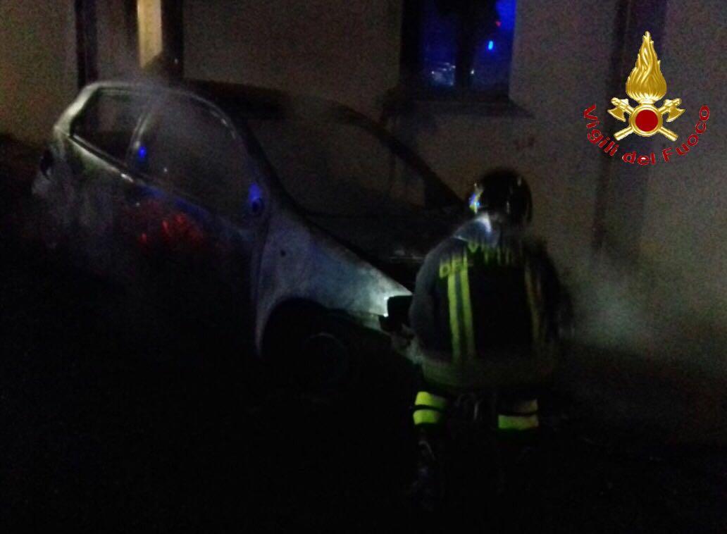Fonni, distrutta dalle fiamme l'auto di un insegnante