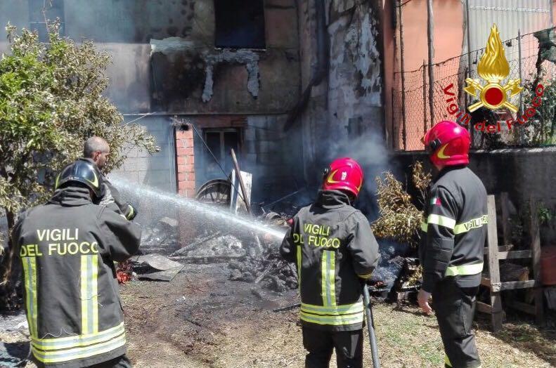 Scano Montiferro, in fiamme la casa di una donna