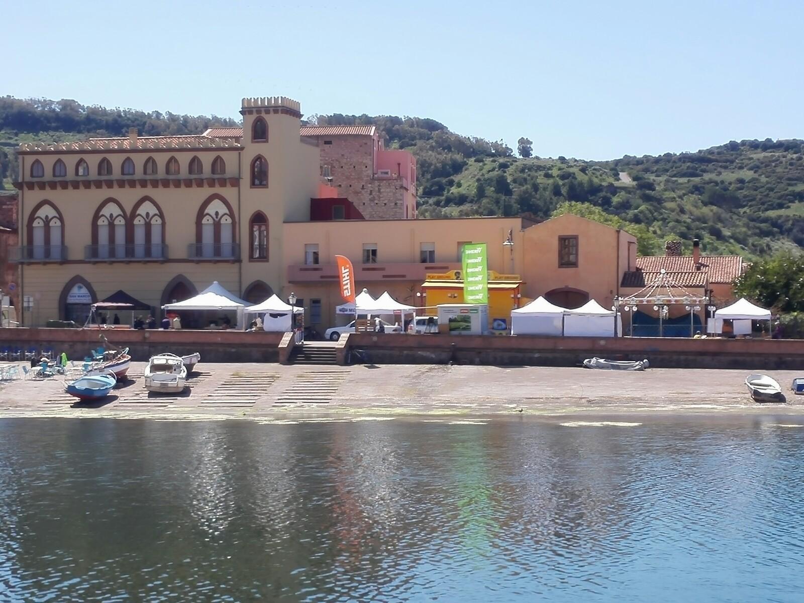 Gli stand del Bosa Beer Fest sul Lungotemo
