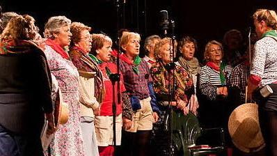 Modena, il coro delle Mondine sale sul palco dell’Off