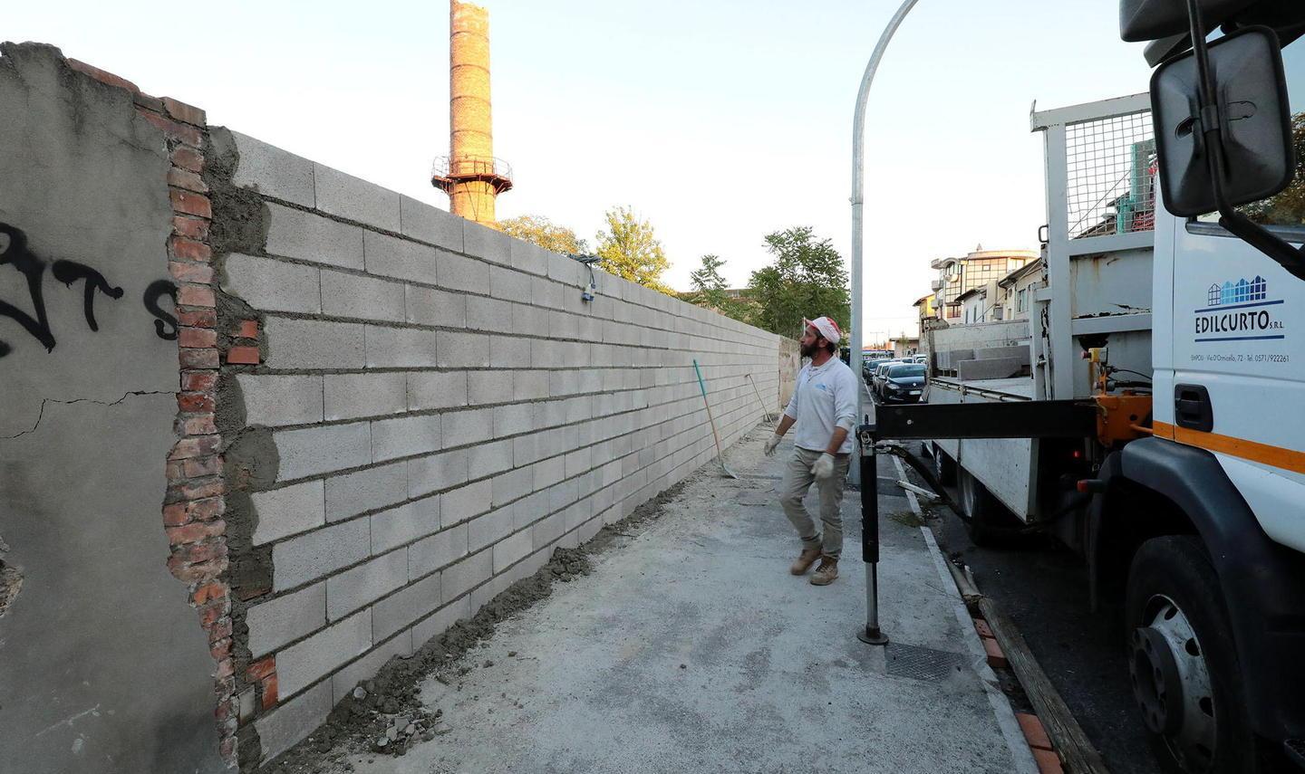 Costruito un muro per impedire l’accesso ai clochard