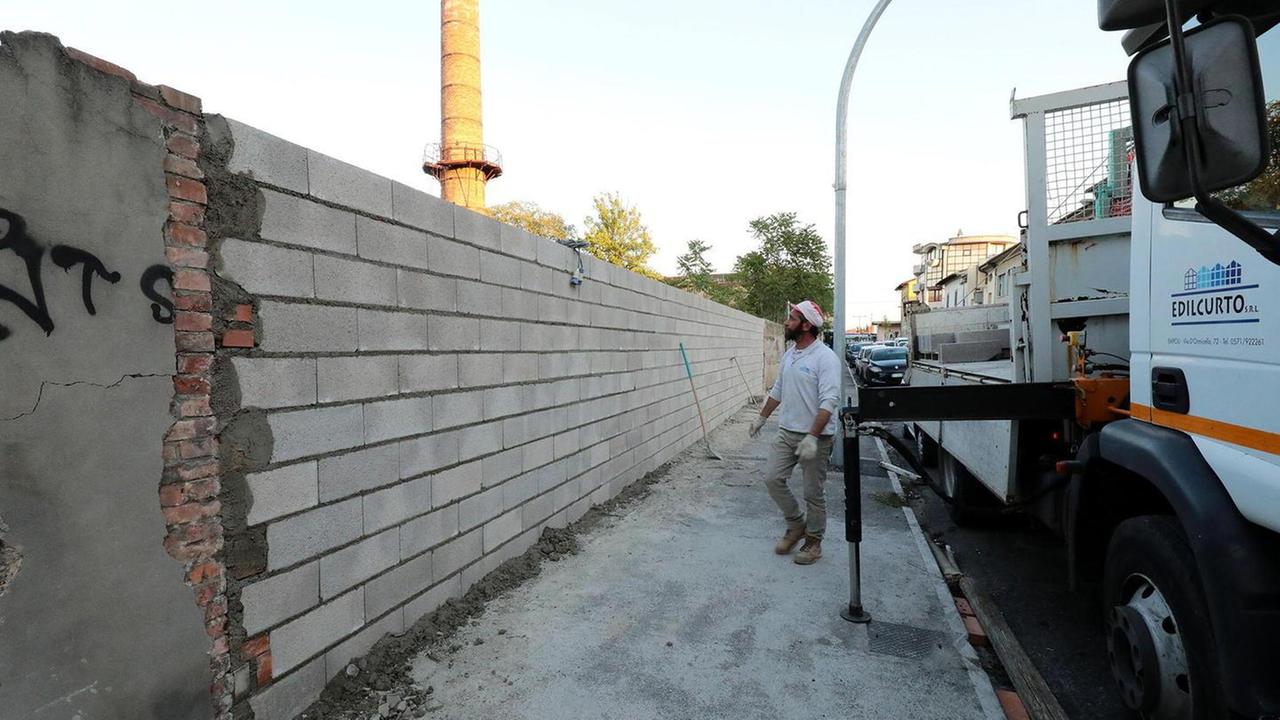 Costruito un muro per impedire l’accesso ai clochard