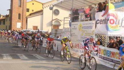 Doppia sfida a colpi di pedale in duecento invadono Torre