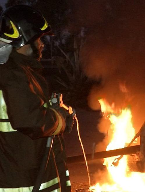 In fiamme la Citroen di un operaio 
