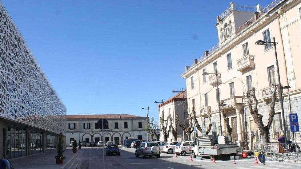 Piazza Due stazioni, parcheggi dimezzati