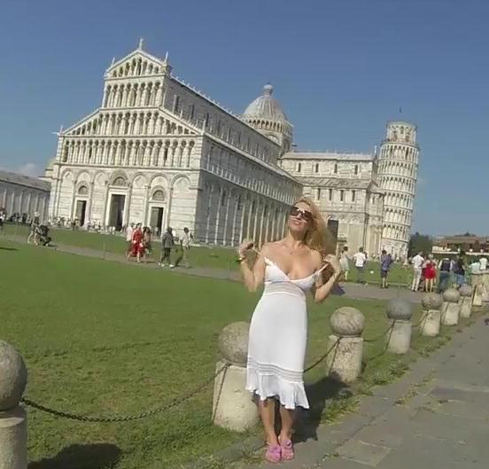 Già denunciata la pornostar nuda sulla Torre 