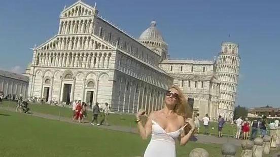 Già denunciata la pornostar nuda sulla Torre
