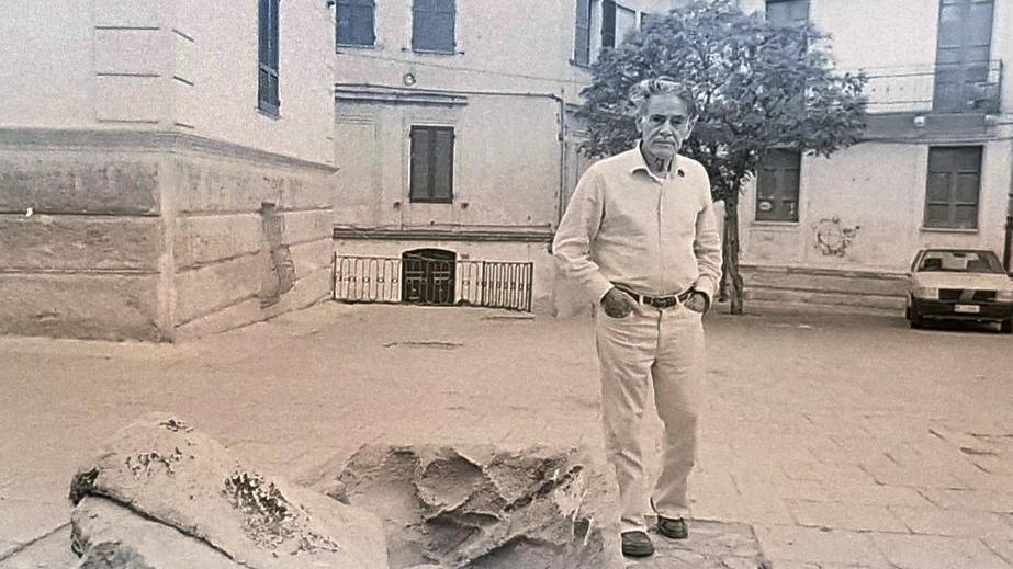 Costantino Nivola nel 1987 in piazza Satta in una foto di Massimo Locci