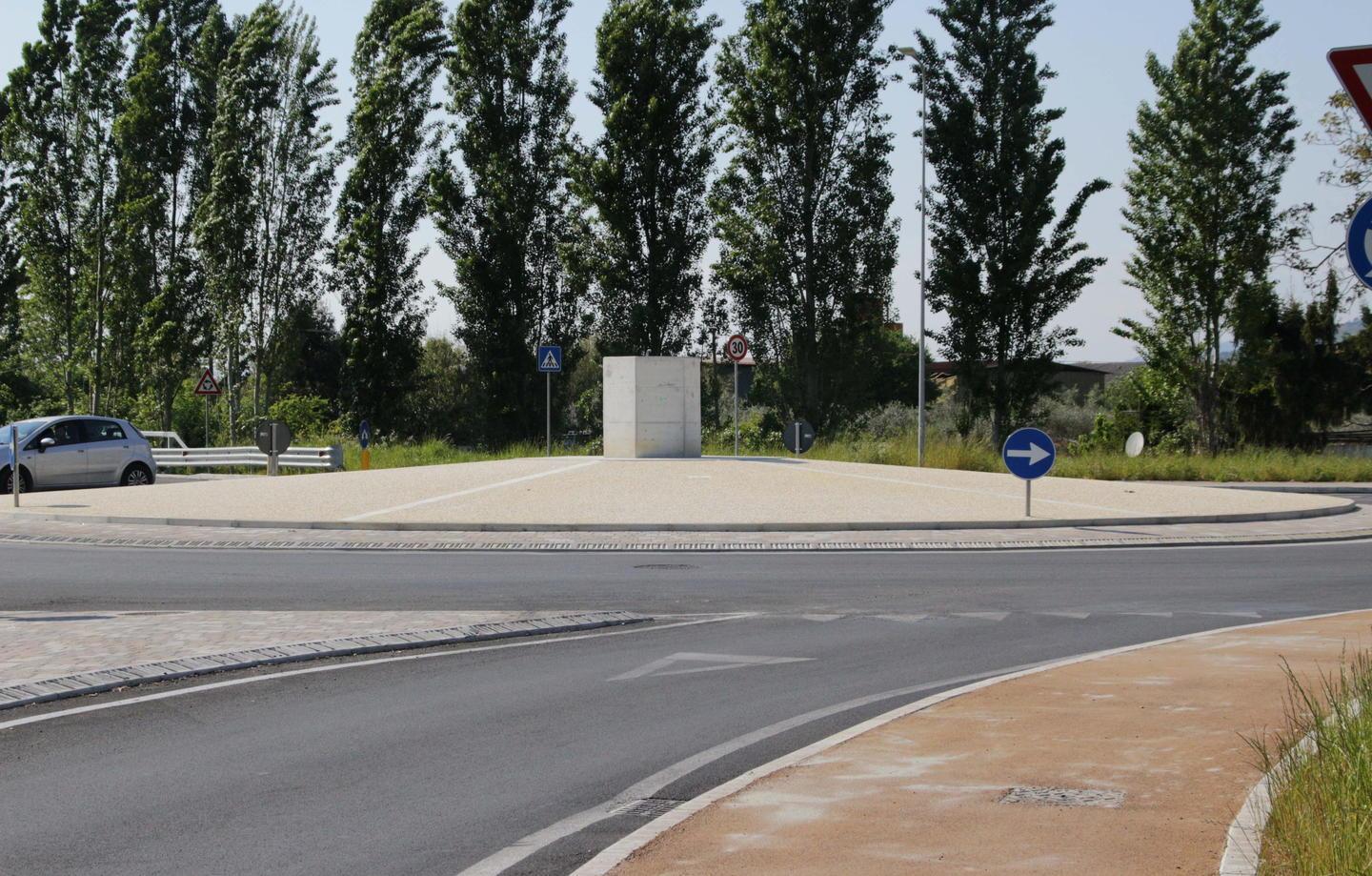Strada più pericolosa con la nuova rotatoria «Qui si rischia la vita» 