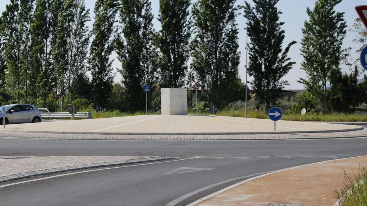 Strada più pericolosa con la nuova rotatoria «Qui si rischia la vita»