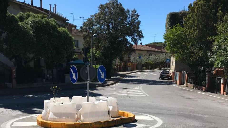 Sporco e rifiuti accumulati nello spazio della rotatoria