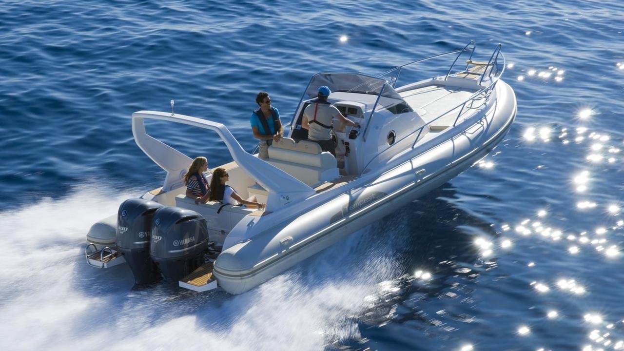 Motori rombanti per volare sulle onde del mare