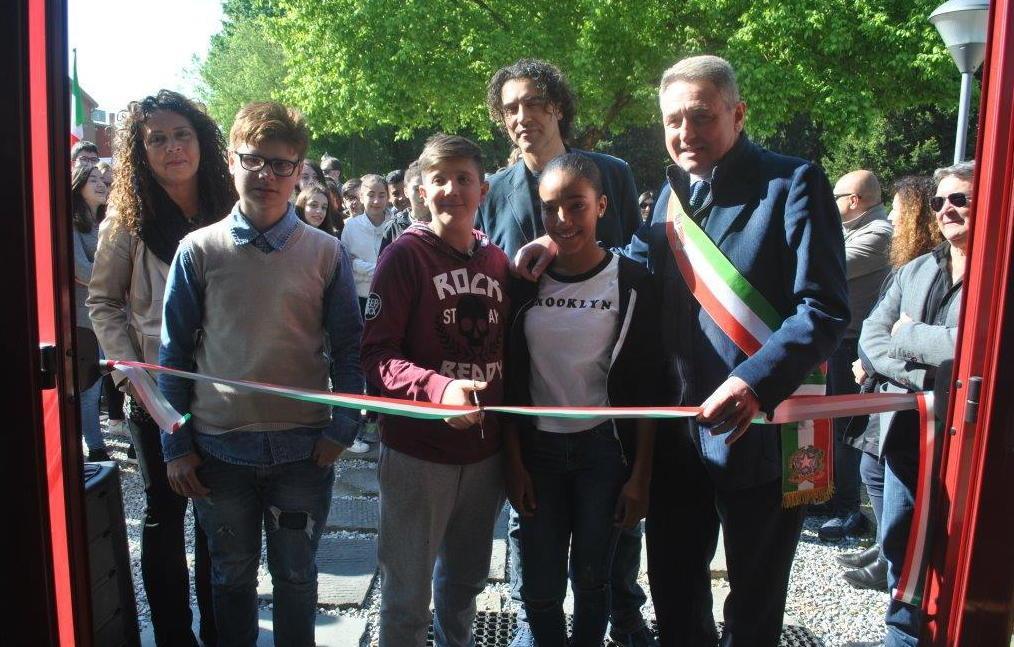 Chiesina inaugura “Flowers” 
