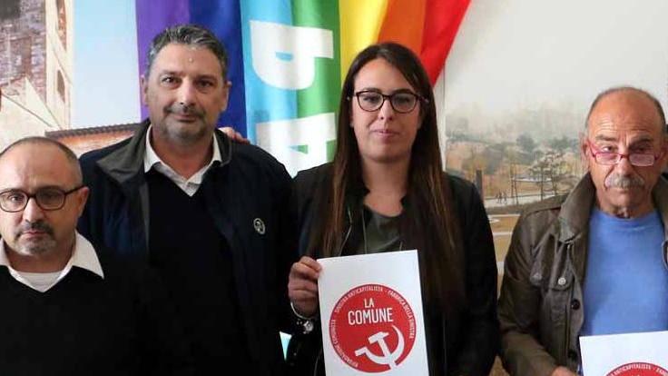 La Comune si presenta con la falce e il martello
