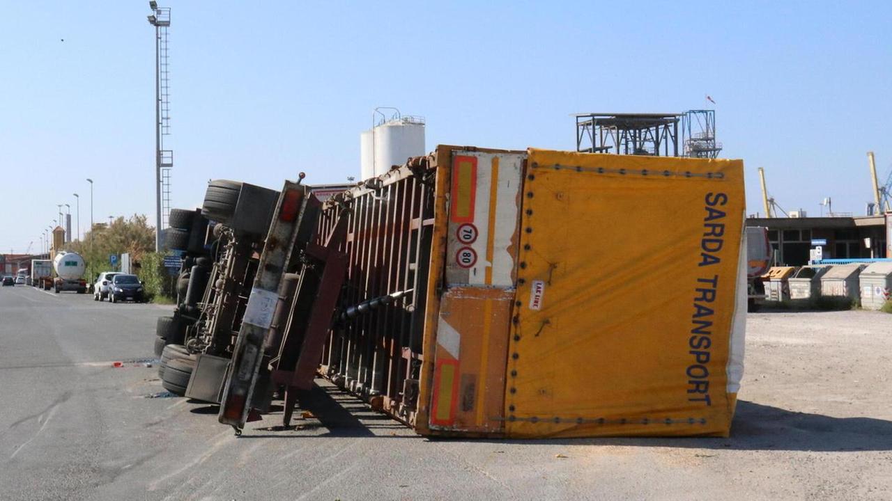Perde il controllo e si ribalta col camion
