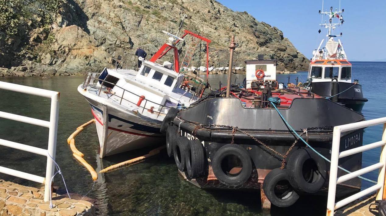 Peschereccio ko, arriva la capitaneria