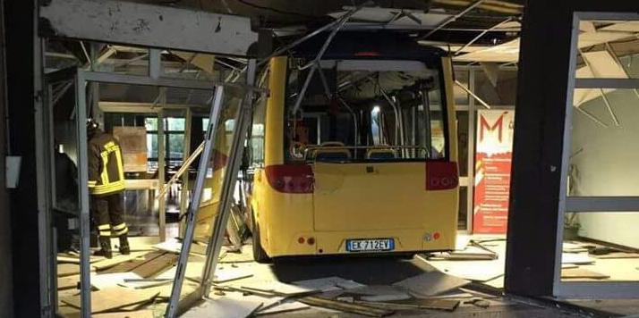 Gli scuolabus usati come ariete per demolire l’ingresso del Meucci 