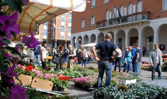 Un mare di fiori in centro storico