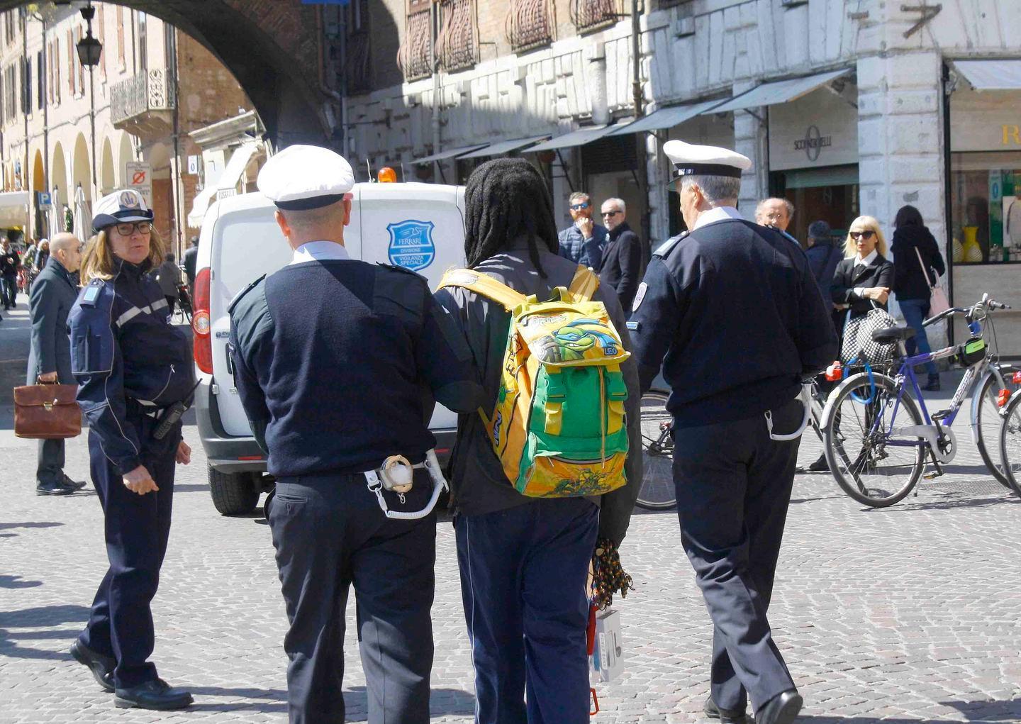 Sequestrata merce che veniva venduta abusivamente