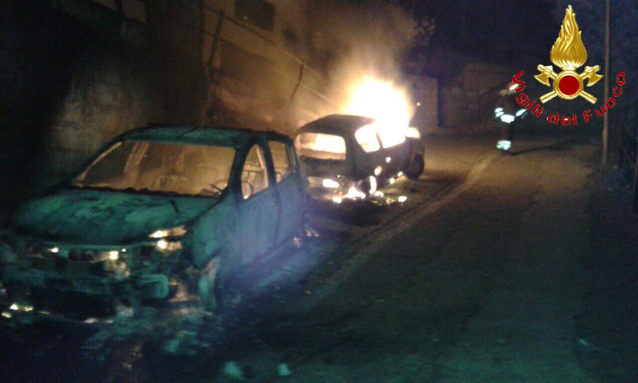 Fuoco a Jerzu, distrutte due auto parcheggiate nel centro storico
