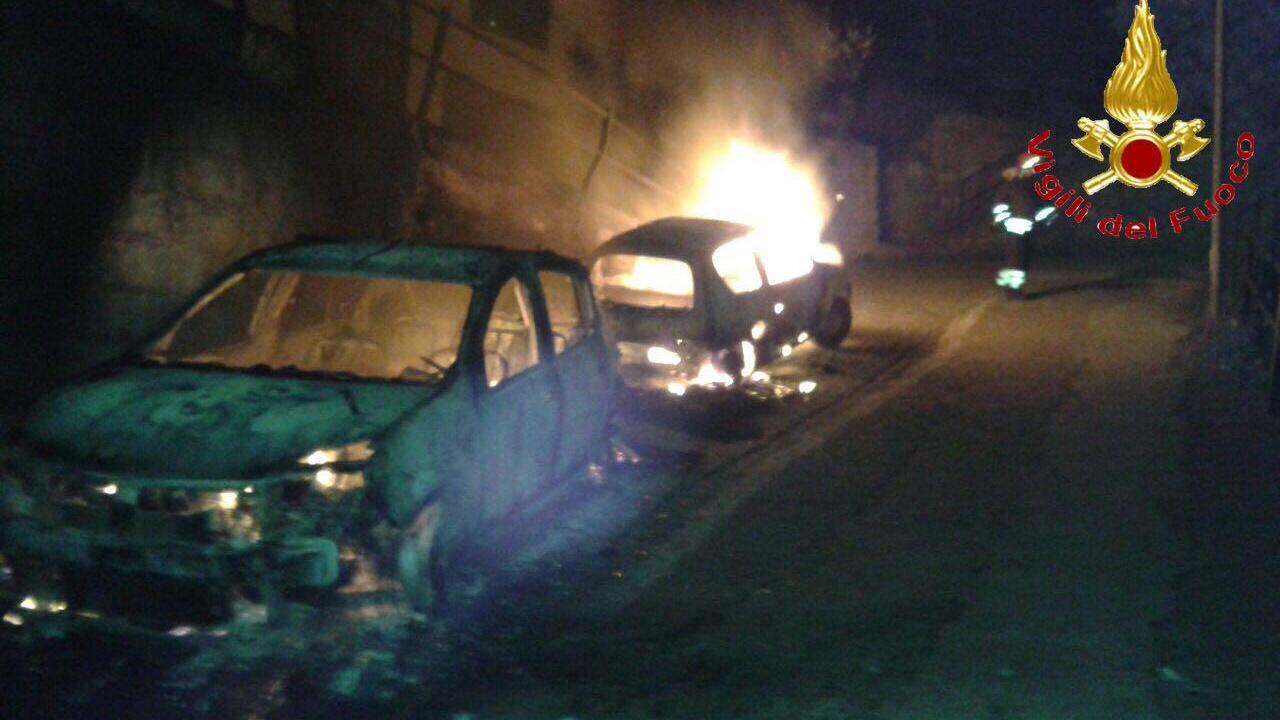 Fuoco a Jerzu, distrutte due auto parcheggiate nel centro storico