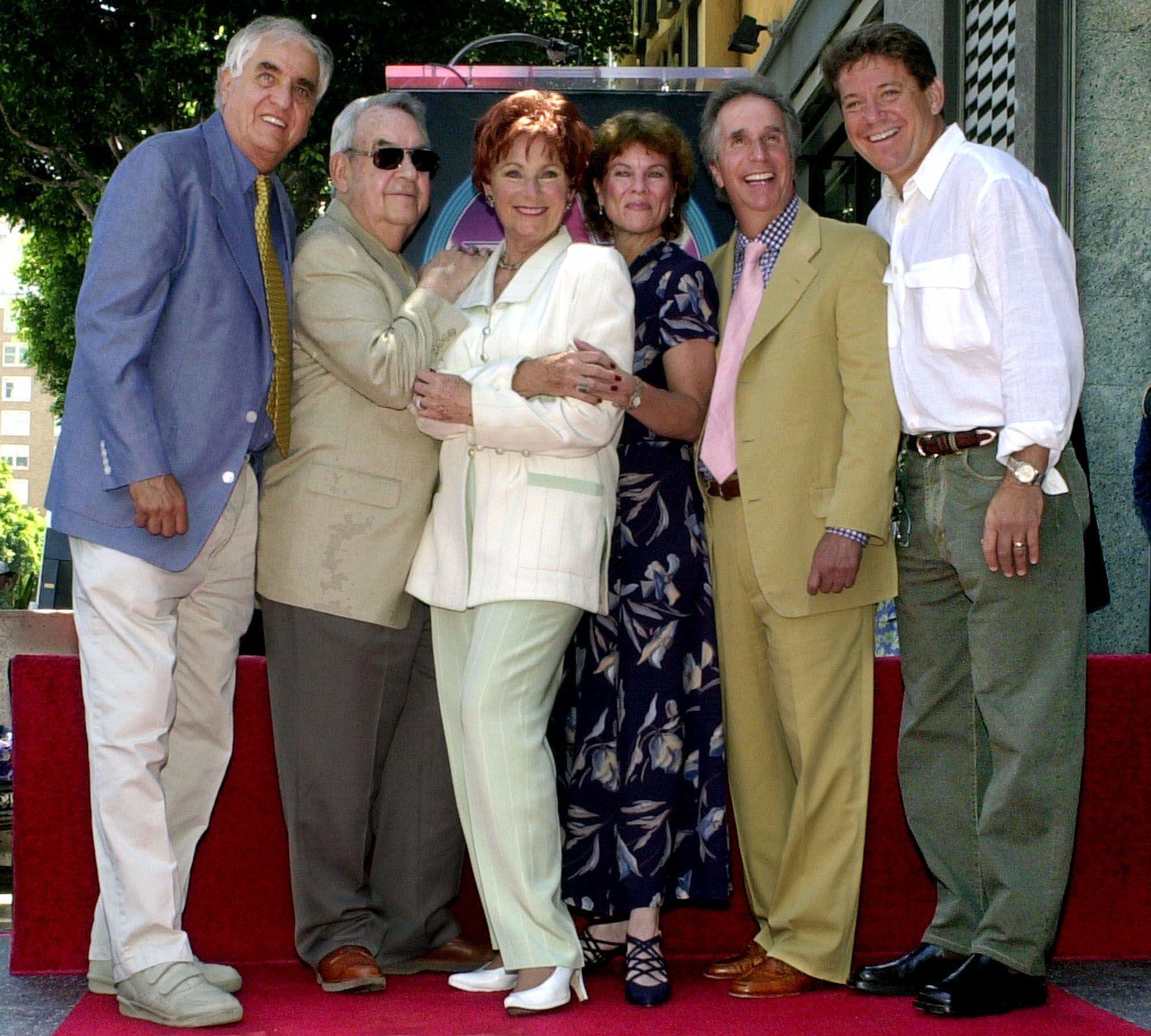 Erin Moran, la quarta da sinistra accanto a "Fonzie"