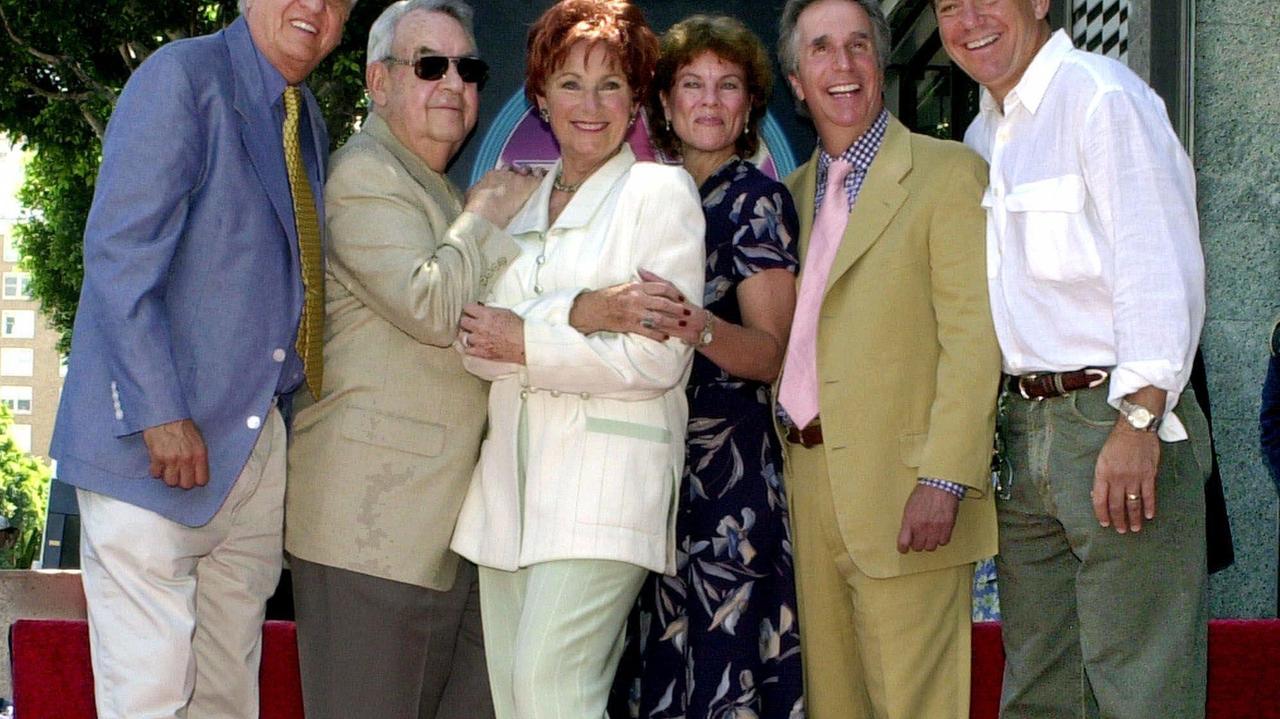 Erin Moran, la quarta da sinistra accanto a "Fonzie"