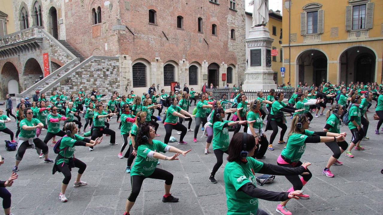 I duecento partecipanti di Streetworkout in piazza del Comune (foto Batavia)