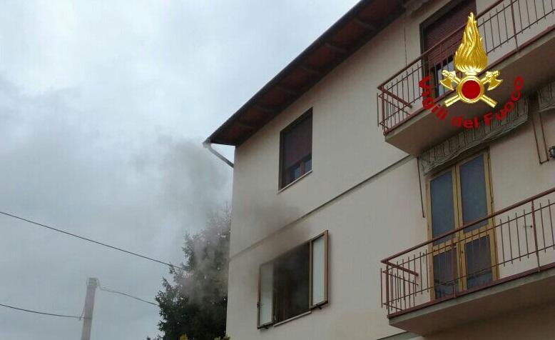 L'incendio nella casa della coppia in un'immagine dei vigili del fuoco