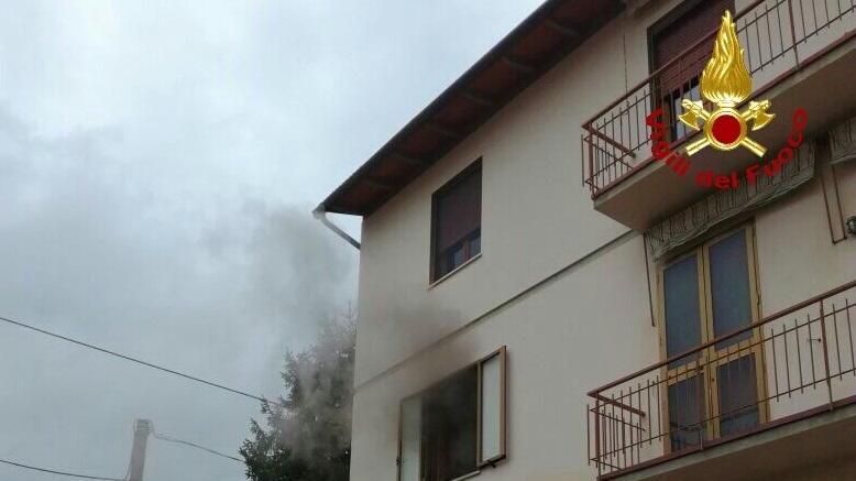 L'incendio nella casa della coppia in un'immagine dei vigili del fuoco